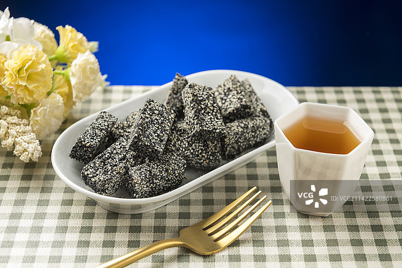 黑芝麻酥糖摆放在桌面上特写图片素材