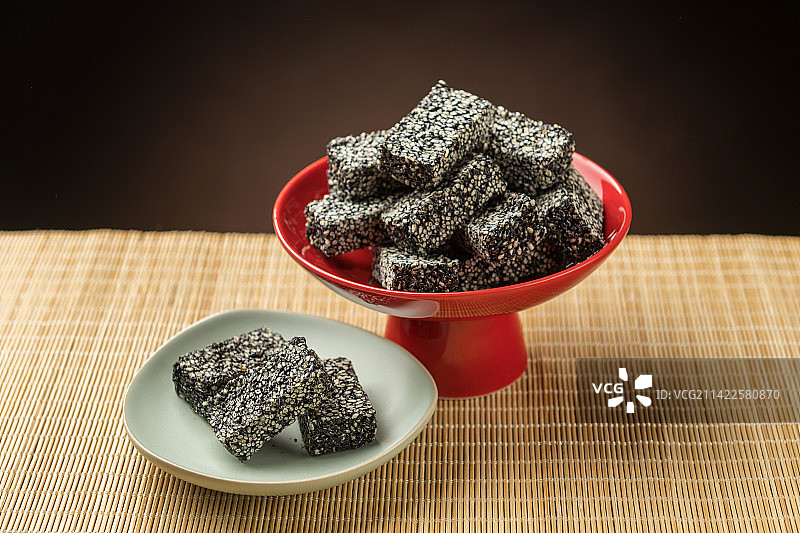黑芝麻酥糖摆放在桌面上特写图片素材