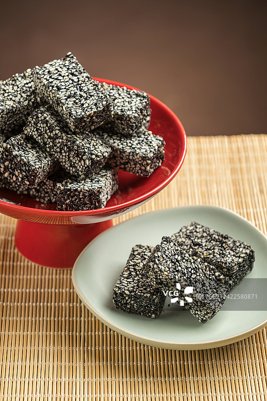 黑芝麻酥糖摆放在桌面上特写图片素材