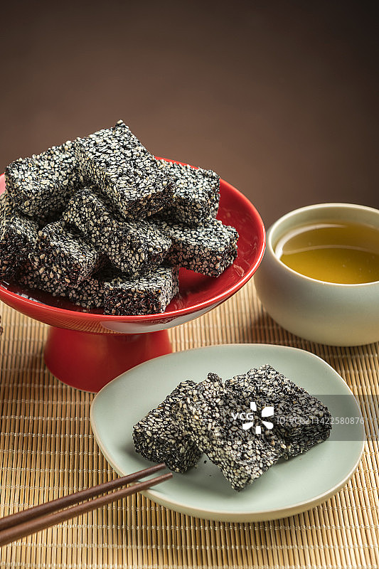 黑芝麻酥糖摆放在桌面上特写图片素材