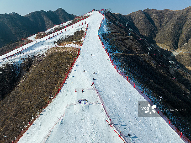 航拍空中鸟瞰河北涞源国家跳台滑雪训练科研基地七山滑雪场图片素材