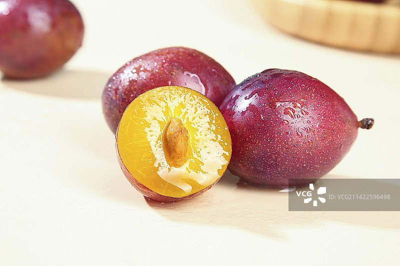 浅底上的澳洲西梅图片素材