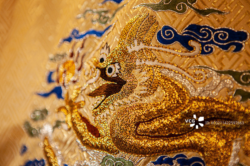 蜀绣服装，龙袍，旗袍，中式服装，传统服装，中国元素。中国四大名绣，国家质检总局地理标志产品，刺绣工艺图片素材