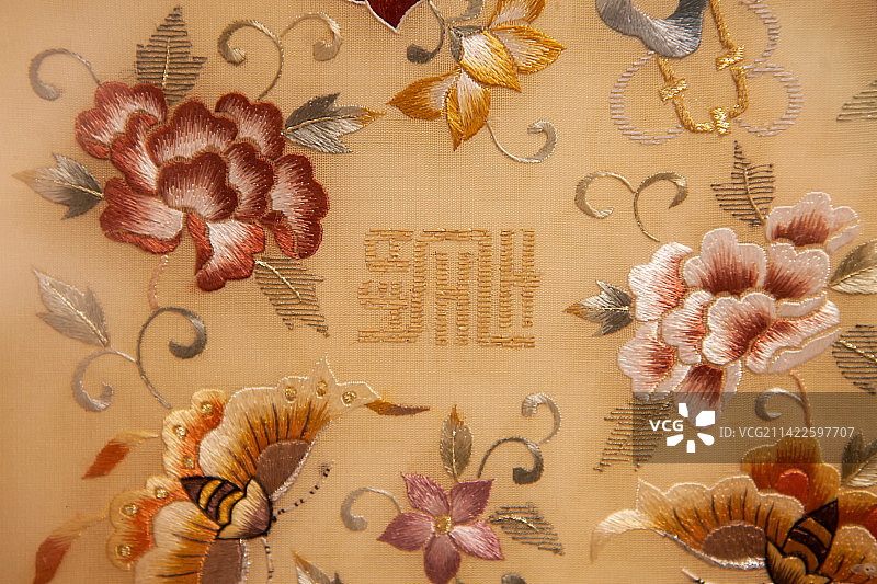 蜀绣袖子，蜀绣工艺品，蜀绣刺花，蜀绣蝴蝶，精致，惊艳，高级，华贵，华丽，奢华，匠心，中国元素。图片素材