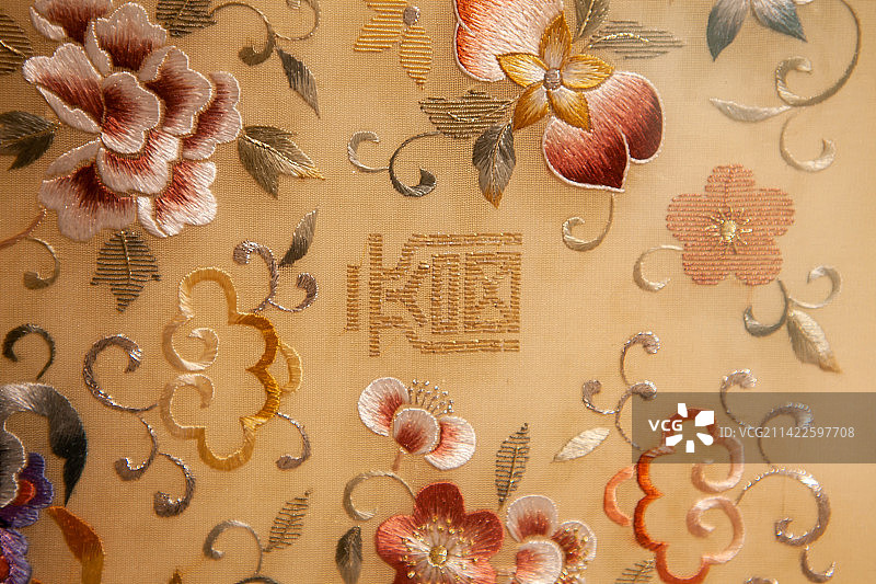 蜀绣袖子，蜀绣工艺品，蜀绣刺花，蜀绣蝴蝶，精致，惊艳，高级，华贵，华丽，奢华，匠心，中国元素。图片素材