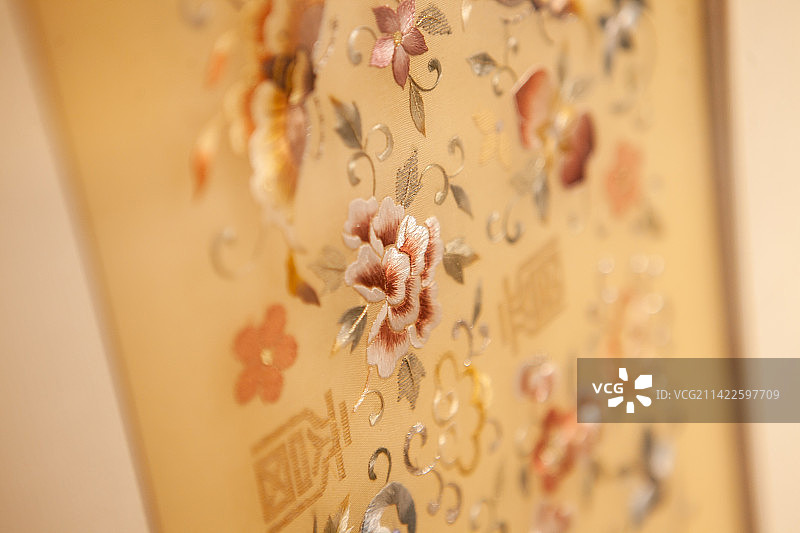 蜀绣袖子，蜀绣工艺品，蜀绣刺花，蜀绣蝴蝶，精致，惊艳，高级，华贵，华丽，奢华，匠心，中国元素。图片素材