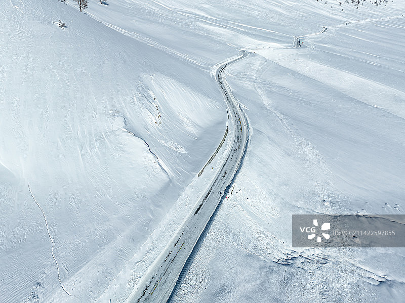 自然风光冬季雪景-喀纳斯冬季雪景-雪山下的冰雪赛道雪山下的公路图片素材