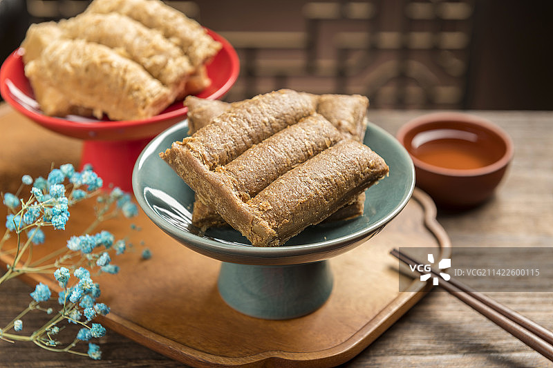 一盘麻酱酥糖摆放在桌面上特写图片素材