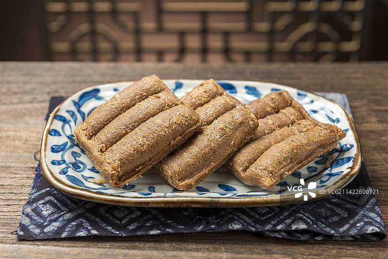 一盘麻酱酥糖摆放在桌面上特写图片素材