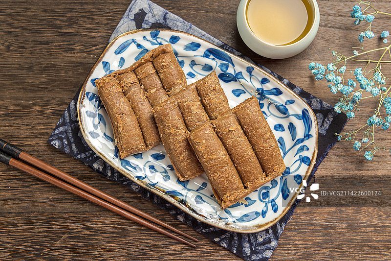 一盘麻酱酥糖摆放在桌面上特写图片素材