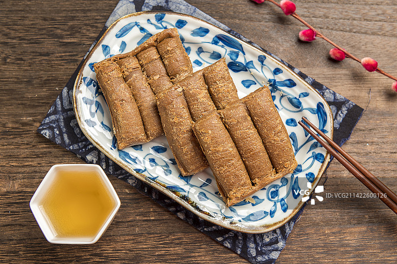 一盘麻酱酥糖摆放在桌面上特写图片素材