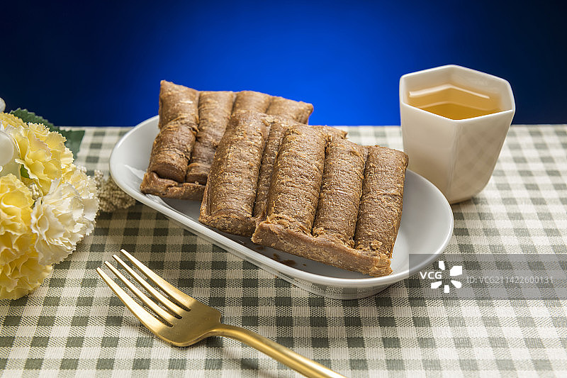 一盘麻酱酥糖摆放在桌面上特写图片素材