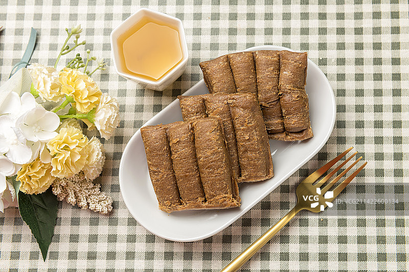 一盘麻酱酥糖摆放在桌面上特写图片素材