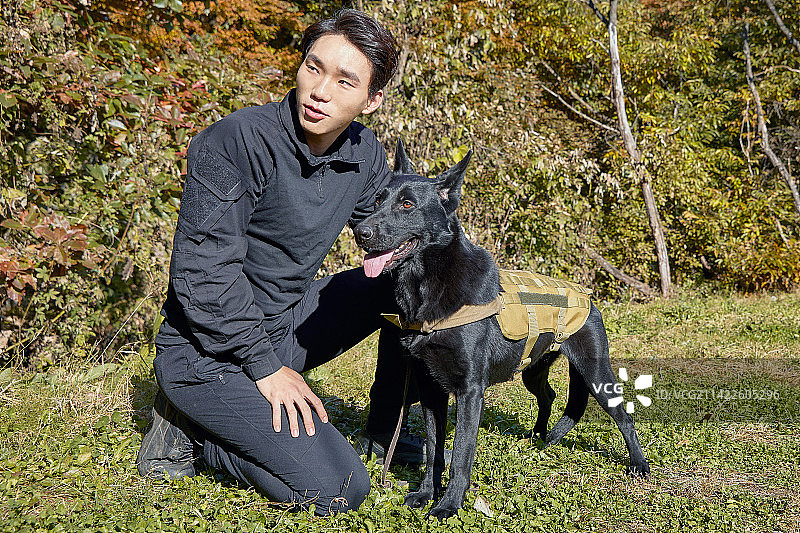 男人训练狗狗图片素材