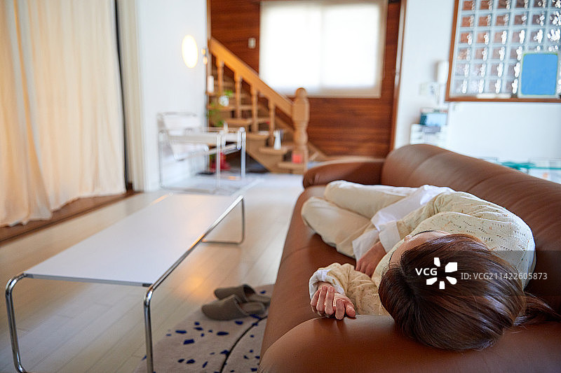 30、40年代丁克家庭休息小憩睡眠场景图片素材