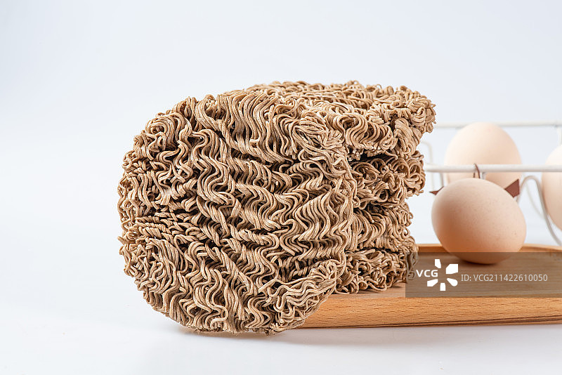 白底上的荞麦方便面面饼高清特写图片素材