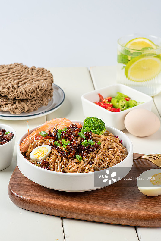 白木板桌上的荞麦面及食材高清特写图片素材