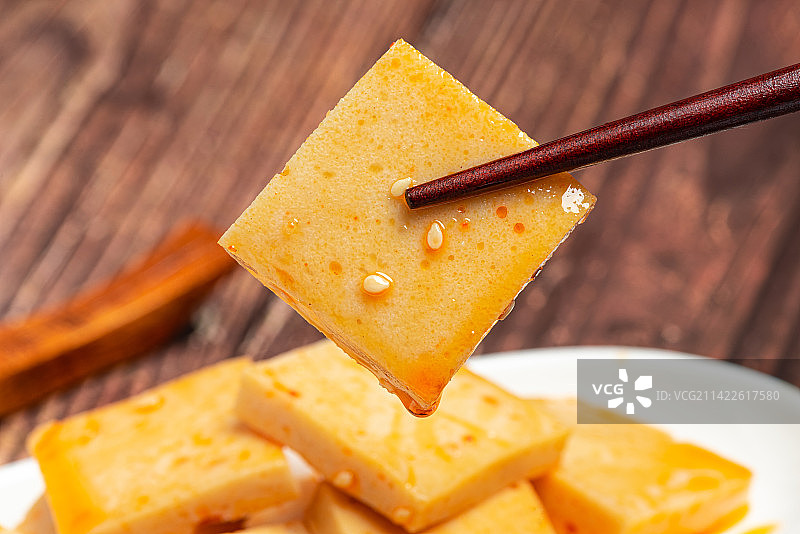 筷子夹起的一块豆腐特写图片素材