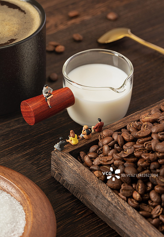 微缩创意咖啡豆与听音乐的人图片素材