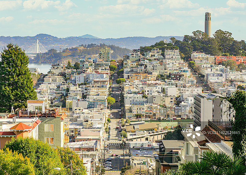 美国加利福利亚旧金山三藩市传统百年富人区豪华别墅群木头房子木屋街景海德街豪宅区电报山科伊特大厦旅游区图片素材