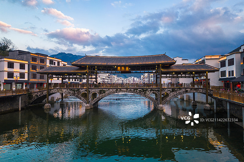 信宜市钱排镇山水双合村双合桥入夜前全景图片素材