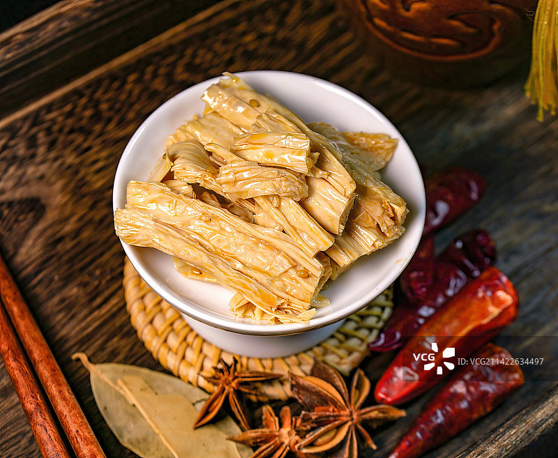麻油花椒调味健康素食黄豆制品腐竹餐前小吃下酒小菜麻辣卤味鲜香豆腐皮豆制品软清香嫩凉菜中国传统风格拍摄图片素材