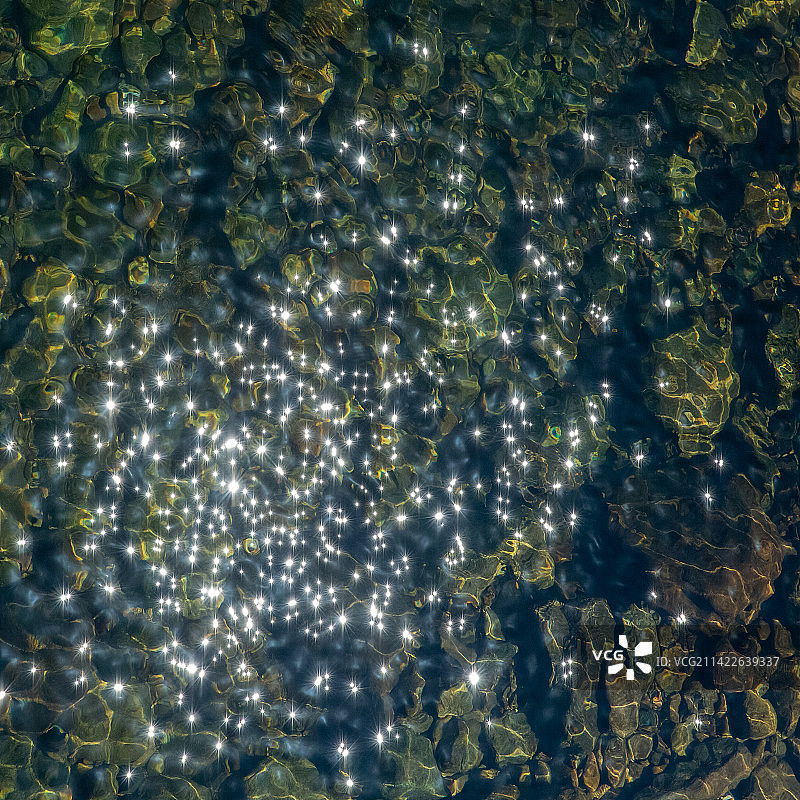 阳光照在布满鹅卵石的溪滩上图片素材