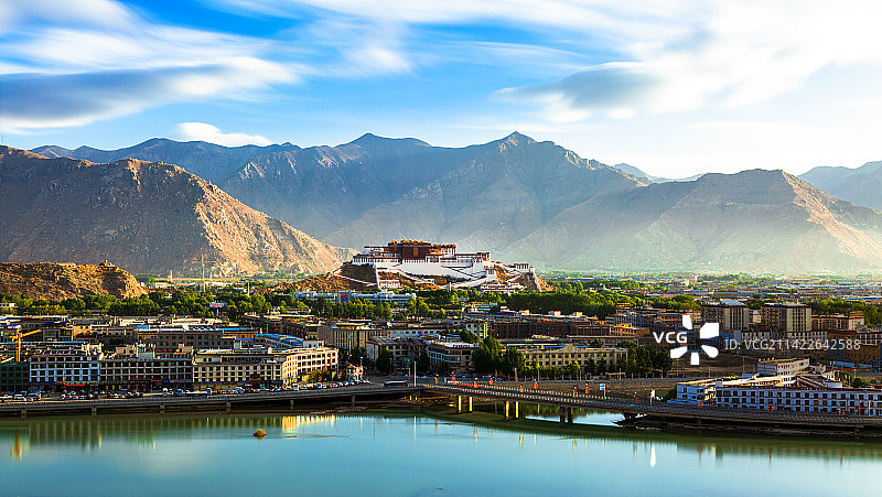 西藏拉萨布达拉宫日出蓝天白云夏天白天图片素材