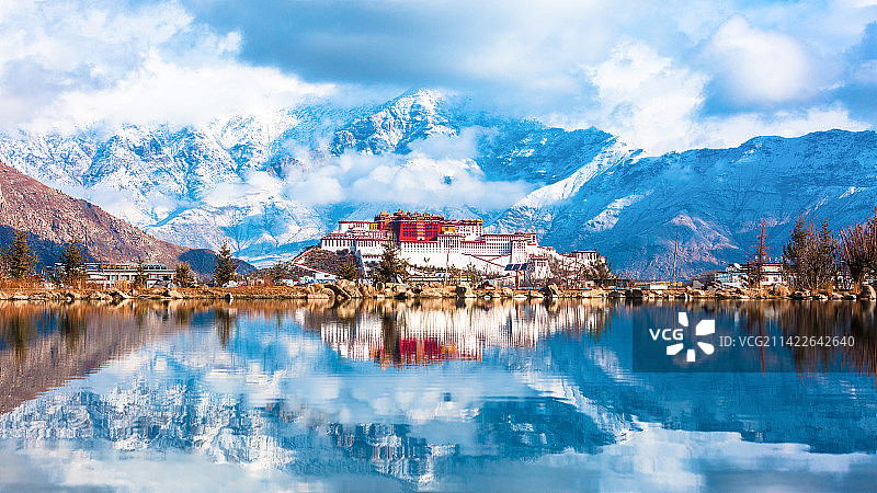 西藏拉萨布达拉宫雪山倒影实拍图片素材