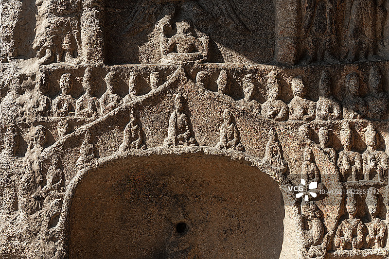 山西大同云冈石窟精美的石雕艺术图片素材