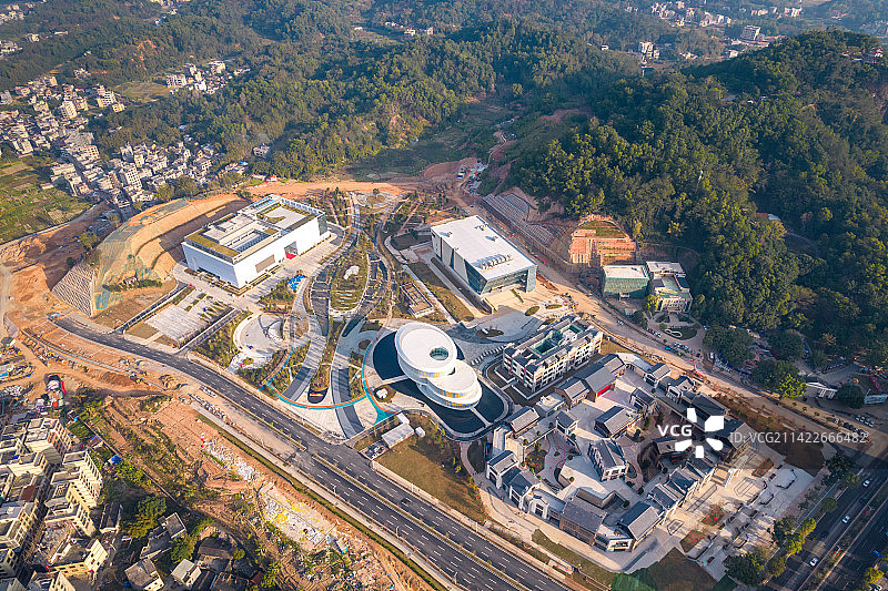 广东省信宜市城市建筑窦州里的高角度航拍全景图片素材
