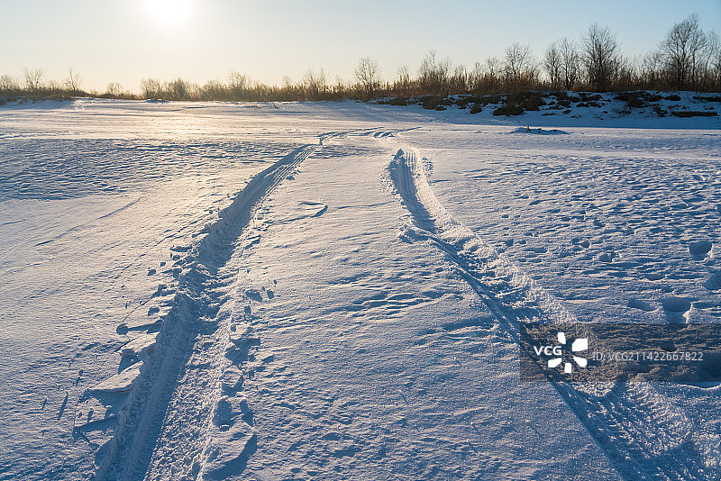 冬天雪地上的车辙，轮胎印图片素材