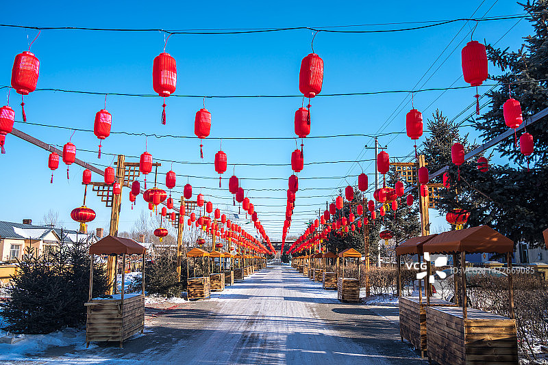 春节挂满红灯笼的乡村集市图片素材