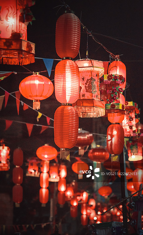 信宜六双村正月夜间悬挂的灯笼的低角度视图图片素材