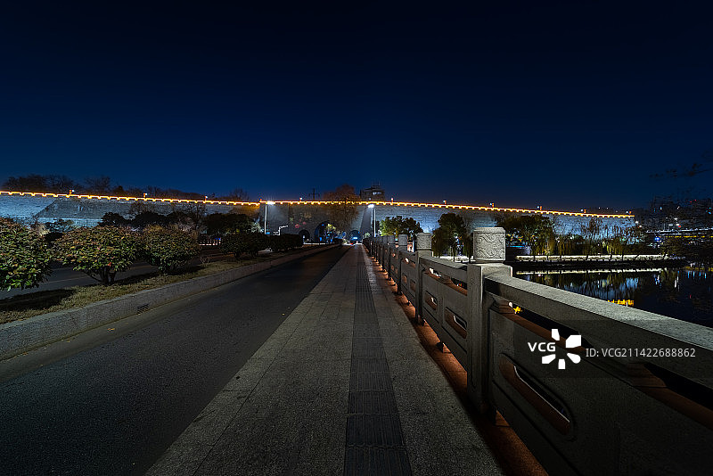 江苏南京古城墙雨花门夜景图片素材