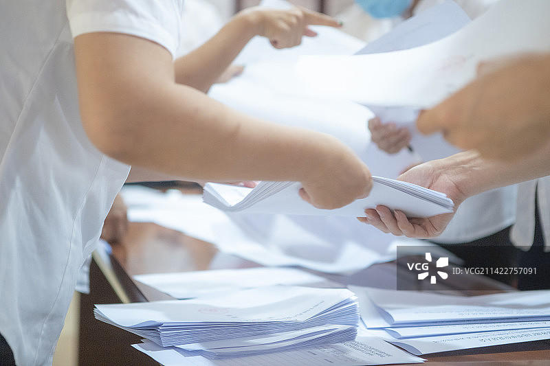 商务 做方案讨论的人 统计选票的人 手部动作图片素材