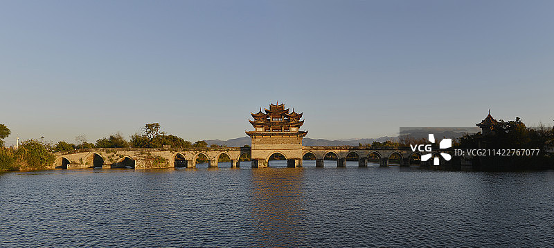 云南红河州建水古城外双龙桥图片素材