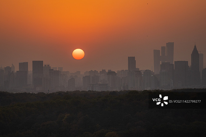 南京灵谷塔远眺日落时的南京城际线图片素材