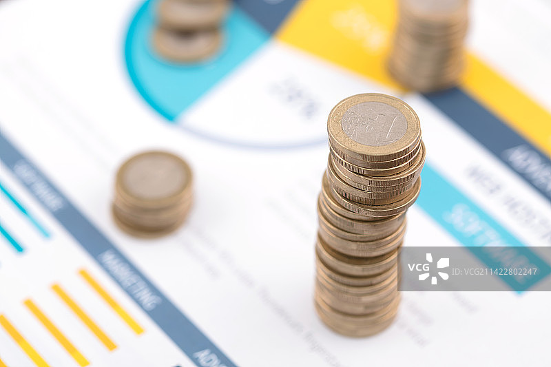 欧元硬币在金融文件上图片素材