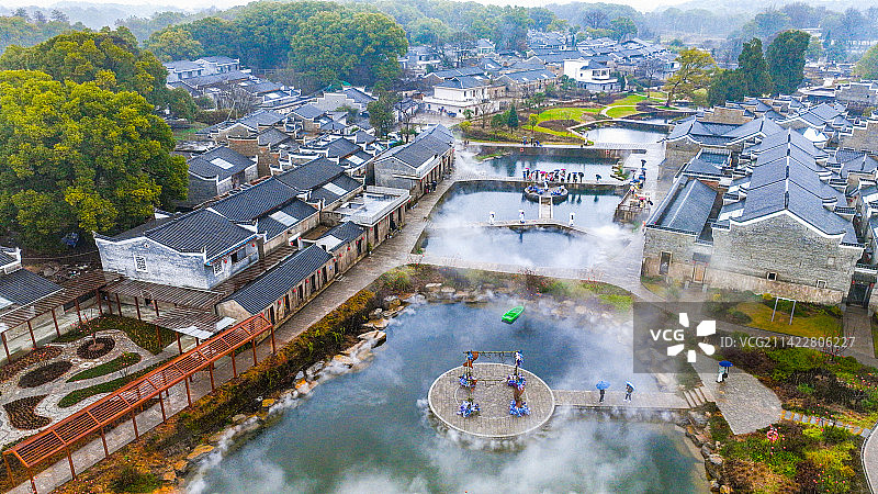 江西吉安：钓源古村舞龙灯 打铁花闹元宵图片素材