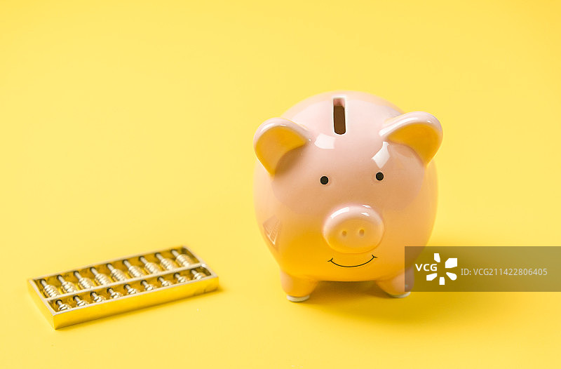 小猪存钱罐 黄色背景图片素材