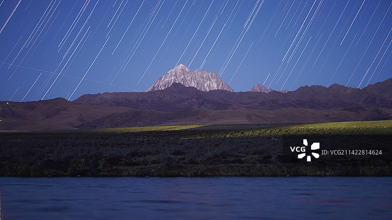 雅拉雪山星空轨迹图片素材