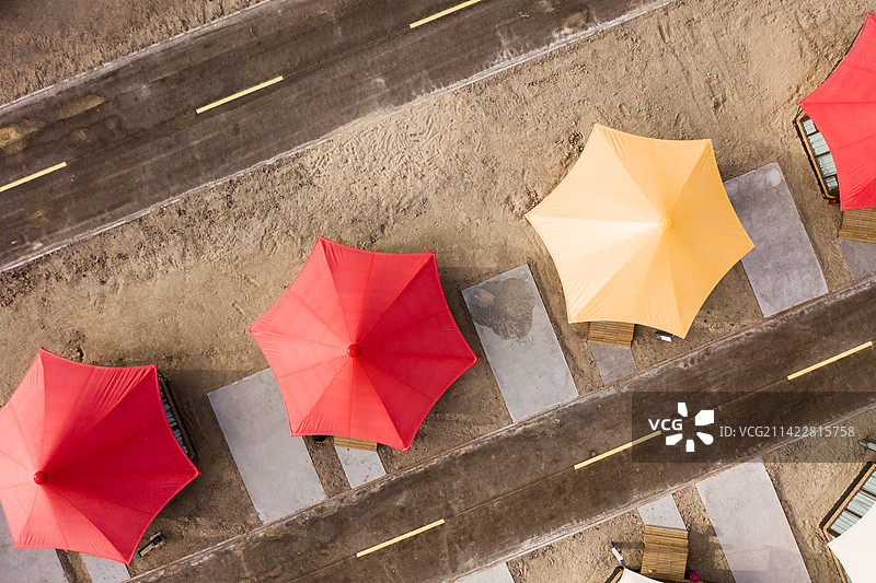 非都市风光,地形,户外,白昼,自然美,宁静,旅行,旅游,旅游目的地,自然风景,图像,无人,陆地,山,沙漠,戈壁滩,天空,云,露营地,帐篷,中国,亚洲,青海省,中国西部,危险,人迹罕至,水平画幅,高视角,无人机,正上方视角,俯视,彩色图片,房车,露营,停车场,浪漫,假期,生活方式,柴达木盆地,戈壁,沙子,4A级景区,日落,早晨,冒险,探险,春游,业余爱好,周末活动,健康,运动,徒步,风景,休闲活动,爬山,戏剧性的,设备用品,气候,干旱的,田园风光,华贵,度假,沙丘,风格,酒店,民宿,住宅,房间,成图片素材