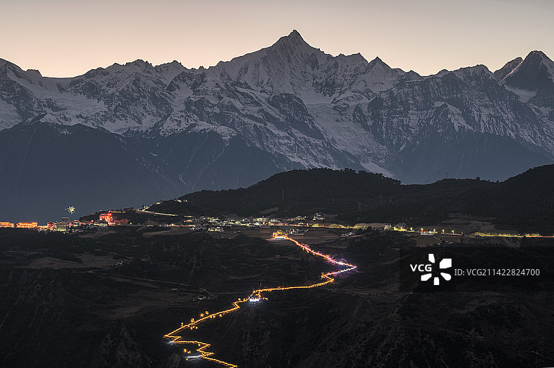日落后，德钦县，梅里雪山，雾浓顶图片素材
