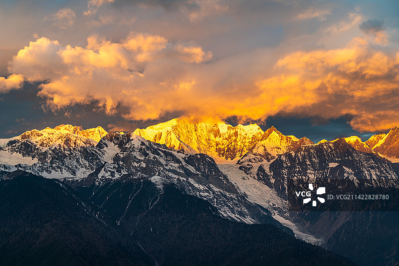 梅里雪山卡瓦博格峰图片素材