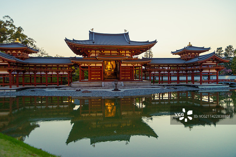 日本京都宇治平等院凤凰堂春天黄昏风光图片素材