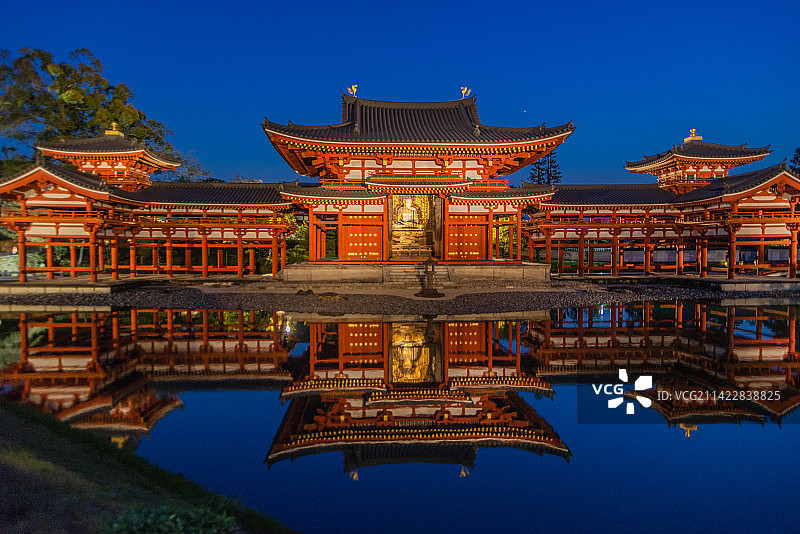 日本京都宇治平等院凤凰堂春天黄昏风光图片素材