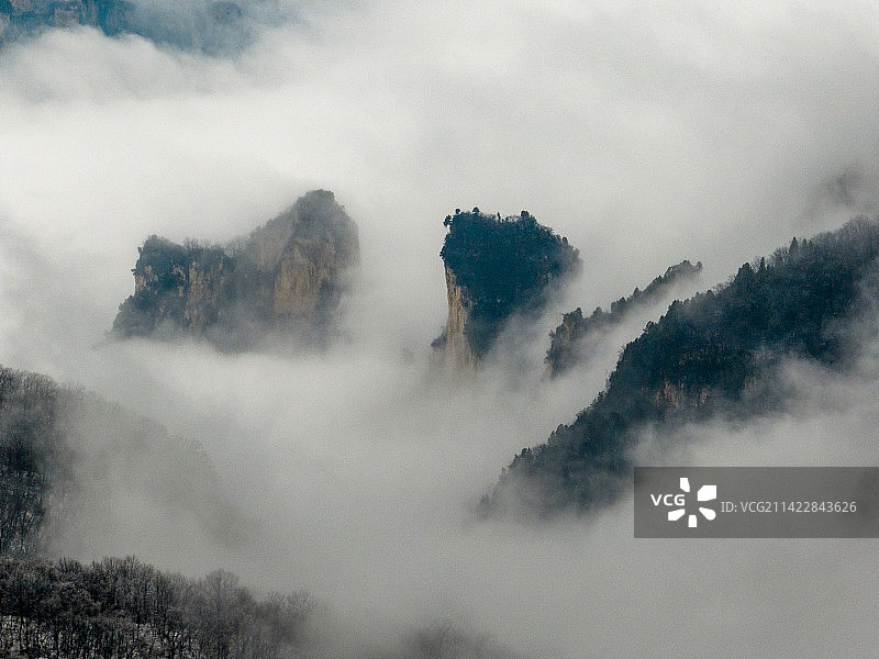 河南省焦作市云台山风景区，茱萸峰，冬季雪后航拍。图片素材