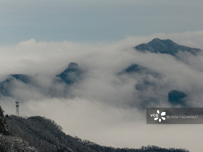 河南省焦作市云台山风景区，茱萸峰，冬季雪后航拍。图片素材