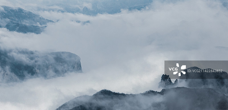 河南省焦作市云台山风景区，茱萸峰，冬季雪后航拍。图片素材